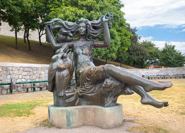 Братислава Словакия Июля 2023 Года Скульптура Ведьма Зеленой Лужайке Парке — стоковое фото