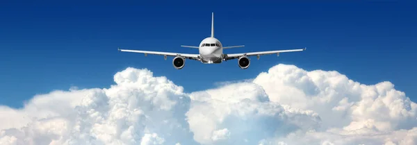 Passagierflugzeug Fliegt Hoch Über Den Wolken Und Blauem Himmel Stockbild