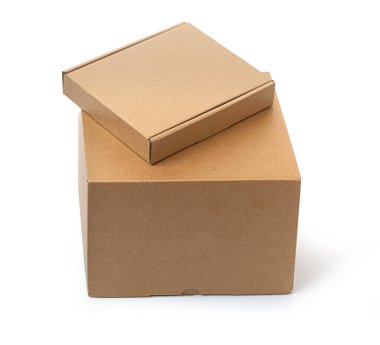 İki karton kutu veya beyaz arka plan üzerinde yumuşak gölge izole kahverengi kağıt paket kutu kapalı