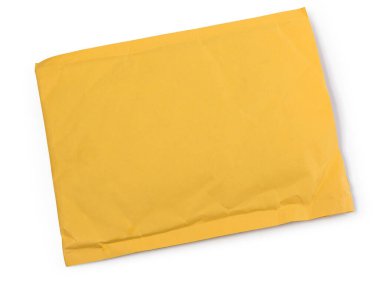 Beyaz arka planda izole edilmiş paketleme paketleri için sarı posta çantası. - Kırpma yolu ile. Boşluğu kopyala.