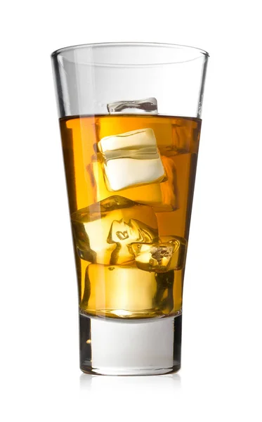クリッピングパス付きホワイト バックグラウンドのエレガントなガラスでアイスキューブ付きのスコッチウイスキー — ストック写真