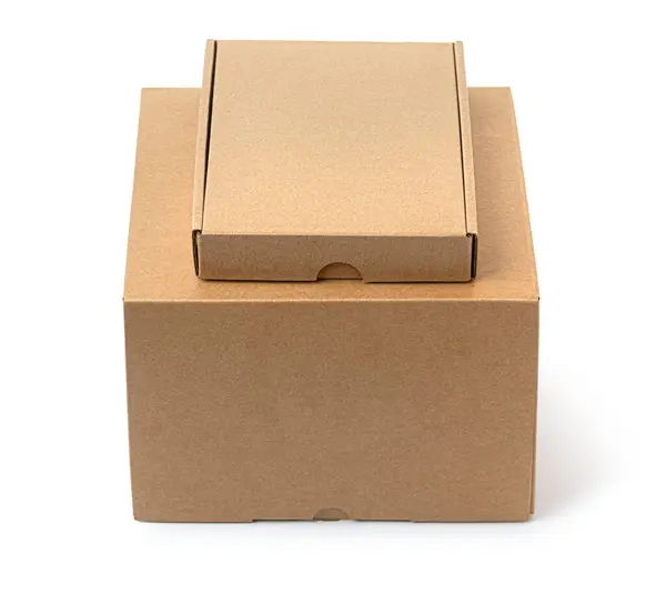 Zwei Geschlossene Pappschachteln Oder Braune Pappschachteln Isoliert Auf Weißem Hintergrund — Stockfoto