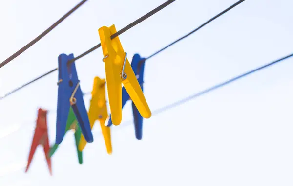 Colorido Clothspins Sobre Cabides Plástico Clothspins Cores Diferentes Com Espaço — Fotografia de Stock