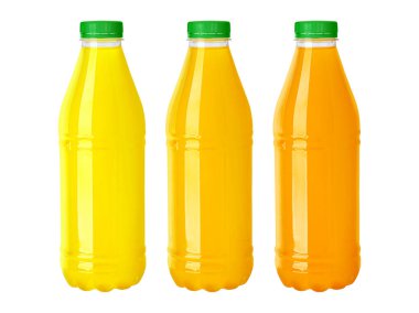 Beyaz arka planda izole edilmiş plastik bir litrede tropik meyve suyu. 