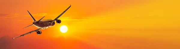 Das Flugzeug Hebt Bei Sonnenuntergang Mit Panoramischem Hintergrund Und Kopierraum Stockbild