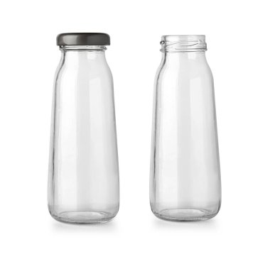Beyaz arka planda izole edilmiş cam kavanozlar veya şişeler 