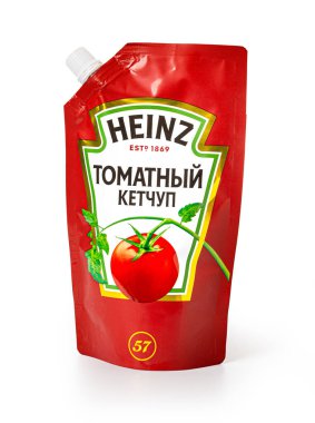 Anapa- 13 Ekim 2023: Heinz Ketçap Paketi beyaz arka planda