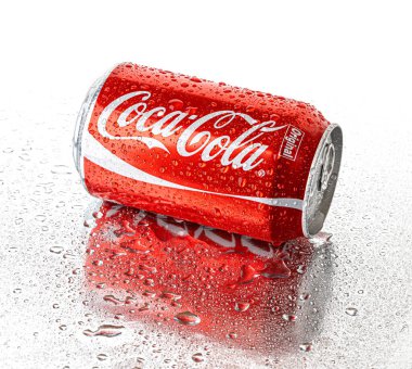 Anapa, Rusya, Kasım 06, 2023: Damlacıklardaki metal zemin üzerine Coca-Cola Kutusu