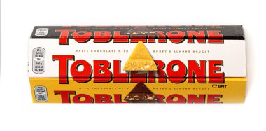 Anapa, Rusya, Kasım 09, 2023: Çeşitli Toblerone İsviçre beyaz, sütlü ve siyah çikolatalı bal ve bademli fındıklı beyaz arka plan.