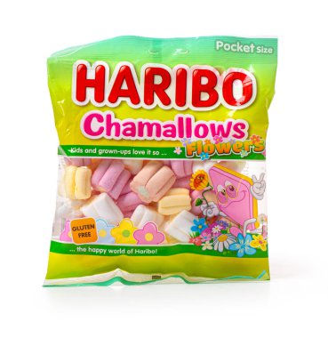 Anapa, Rusya Mayıs, 27, 2023: Beyaz arkaplanda Haribo Şekerleri paketi. Haribo bir Alman Şekerleme Şirketi.