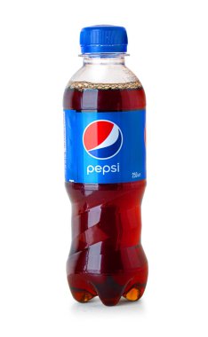 Anapa, Rusya - 27 Mayıs 2023: Pepsi Kola şişesi kesme yolu ile beyaz arkaplanda izole edildi