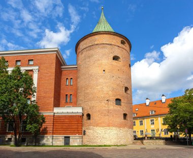 LATVIA, RIGA, 28 Temmuz 2023:, Pudra Kulesi, şehrin eski kuvvetlendirme sisteminin bir parçası olan ortaçağ silindirik tuğla taş bina, şimdi Riga askeri müzesini barındırıyor.,