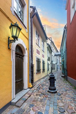 LATVIA, RIGA, 28 Temmuz 2023: Eski Riga, Letonya 'da ortaçağ dar sokakları.