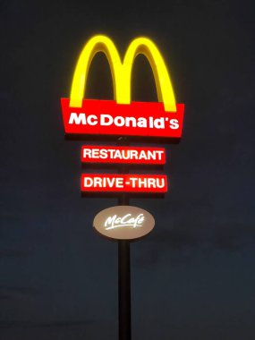 Larnaka Kıbrıs, 29 Kasım 2023: Geceleri McDonalds logosu. McDonald 's dünyanın en büyük hamburger fast food restoranları zinciri.,