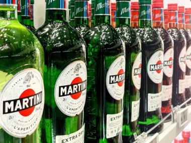 Roma, İtalya - 20-2023 Aralık: 1863 yılından beri Martini ve Rossi tarafından Torino 'da üretilen alkollü martini şişeleri. Hipermarkette indirim.