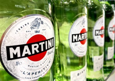 Roma, İtalya - 20-2023 Aralık: 1863 yılından beri Martini ve Rossi tarafından Torino 'da üretilen alkollü martini şişeleri. Hipermarkette indirim.
