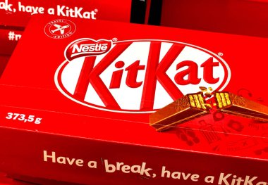 Roma, İtalya - 20-2023: Kit Kat kutusunun paketi. Kit Kat, Nestle tarafından üretilen bir çikolatalı bisküvi şekerlemesidir.