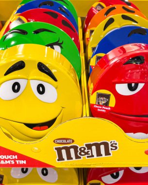 Roma, İtalya - 20-2023 Aralık: M & M 'lerin fotoğrafı. Çikolata markası M & M 'lerin karakter maskotu. Yapımcı: Mars, Incorporated.