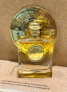 Roma, İtalya, 20 Aralık 2023: Roma Fiumicino Havaalanı 'ndaki Duty Free mağazasının rafındaki şeffaf bir şişede Burberry parfümünün yakın çekimi..