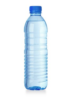 Su için plastik şişe ve kesme yolu ile beyaz arka planda izole yiyecek