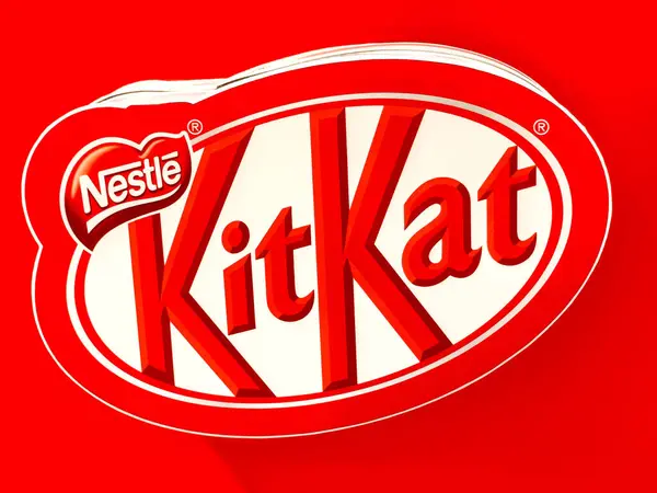 Roma, İtalya - 20-2023: Işıltılı Kit Kat reklamı. Kit Kat, Nestle tarafından üretilen çikolatalı bisküvi bar şekerlemesidir.