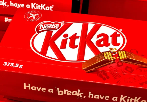 Roma, İtalya - 20-2023: Kit Kat kutusunun paketi. Kit Kat, Nestle tarafından üretilen bir çikolatalı bisküvi şekerlemesidir.
