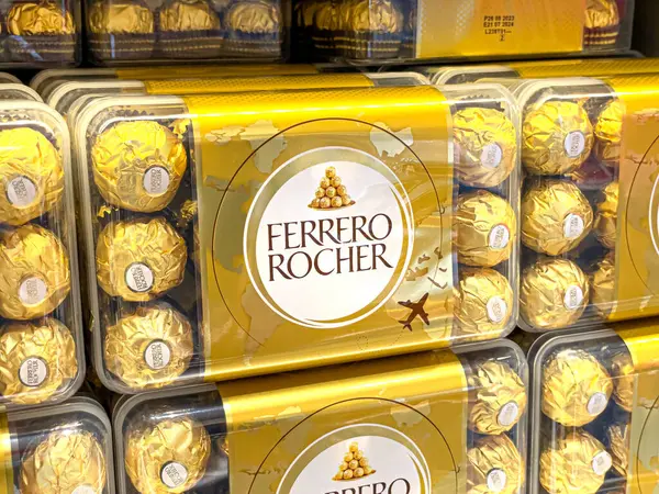 Roma, İtalya, 20 Aralık 2023: Ferrero Rocher, Roma Fiumicino Havaalanı 'ndaki Duty Free mağazasının rafında. İtalyan çikolata üreticisi Ferrero SpA tarafından üretilen küresel bir çikolatadır. Bayram hediyesi olarak çok popüler.