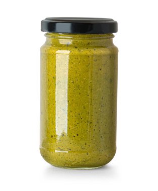 pesto soslu beyaz zemin üzerine izole kavanoz