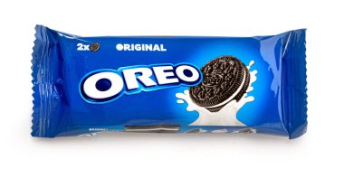 Anapa, Rusya 28 Ocak 2024: Oreo 'nun orijinal sandviçi beyaz arka planda izole edildi. Oreo, Mondelez International tarafından yapıldı.