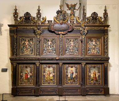 Tallinn, Estonya Ağustos - 01.2023: kilise hayatı objeleri. 13. yüzyılın tapınağındaki kilise sanatı müzesi. Niguliste Kilisesi. Tallinn, Estonya