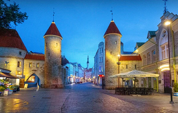 Tallinn Estland Augustus 2023 Beroemde Bezienswaardigheid Viru Gate Straatverlichting Avonds Stockfoto