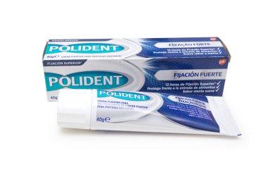 Las Palmas, İspanya, 01 Aralık 2023: Beyaz arka planda izole edilmiş takma diş yapıştırıcısı