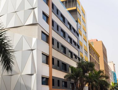 Gran Canaria, İspanya 13 Aralık 2023: Modern mimarinin soyut bir parçası, camdan ve betondan yapılmış duvarlar. Las Palmas de Gran Kanaryasında