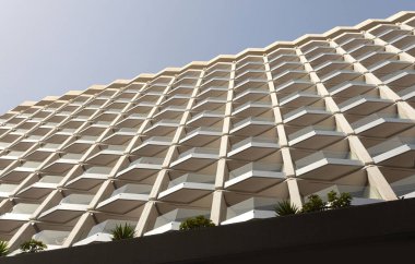 Gran Canaria, İspanya 13 Aralık 2023: Modern mimarinin soyut bir parçası, camdan ve betondan yapılmış duvarlar. Las Palmas de Gran Kanaryasında