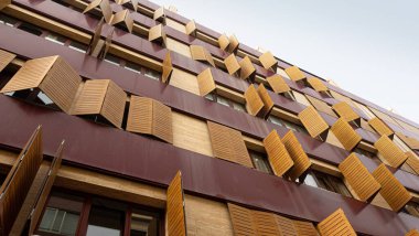 Gran Canaria, İspanya 13 Aralık 2023: Modern mimarinin soyut bir parçası, camdan ve betondan yapılmış duvarlar. Las Palmas de Gran Kanaryasında