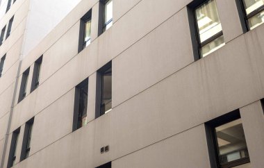 Gran Canaria, İspanya 13 Aralık 2023: Modern mimarinin soyut bir parçası, camdan ve betondan yapılmış duvarlar. Las Palmas de Gran Kanaryasında