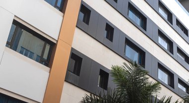 Gran Canaria, İspanya 13 Aralık 2023: Modern mimarinin soyut bir parçası, camdan ve betondan yapılmış duvarlar. Las Palmas de Gran Kanaryasında