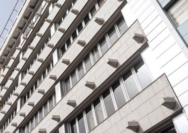 Gran Canaria, İspanya 13 Aralık 2023: Modern mimarinin soyut bir parçası, camdan ve betondan yapılmış duvarlar. Las Palmas de Gran Kanaryasında