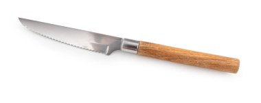 Beyaz arka planda izole edilmiş tahta saplı kullanılmış tırtıklı et bıçağı. kırpma yolu ile
