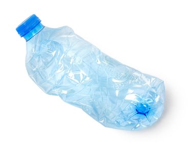 Kesme yolu olan beyaz arkaplanda kullanılan plastik şişeler