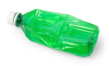 Kesme yolu olan beyaz arkaplanda kullanılan plastik şişeler