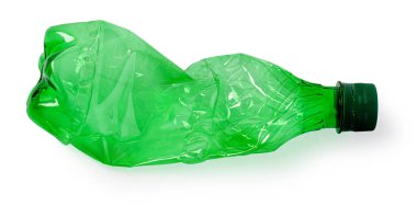 Beyaz arka planda kullanılmış plastik şişeler