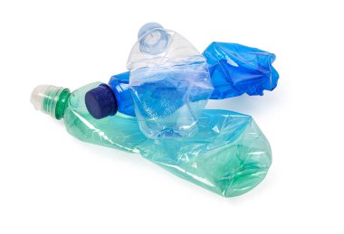 Kesme yolu olan beyaz arkaplanda kullanılan plastik şişeler