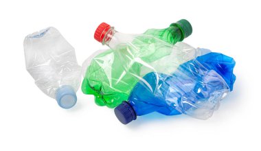Kesme yolu olan beyaz arkaplanda kullanılan plastik şişeler