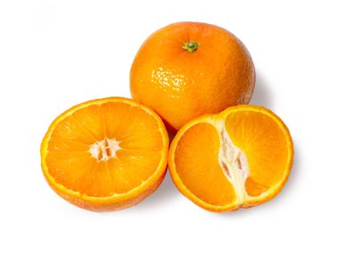 Dilimlenmiş mandalina kırpma yolu ile beyaz arkaplanda izole edildi