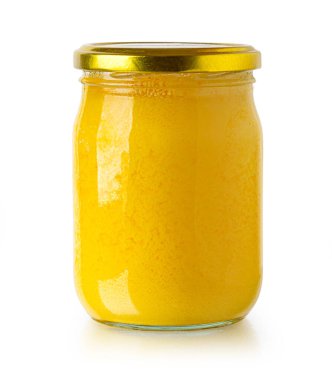 Erimiş tereyağı cam bir kavanozda izole edilmiş beyaz arka planda kırpma yolu ile