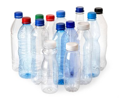 Kesme yolu olan beyaz arkaplanda kullanılan plastik şişeler
