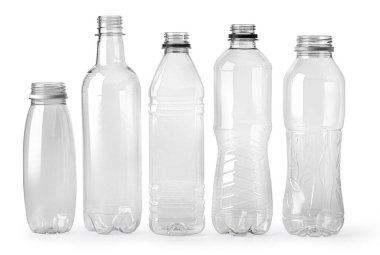 Kesme yolu olan beyaz arkaplanda kullanılan plastik şişeler