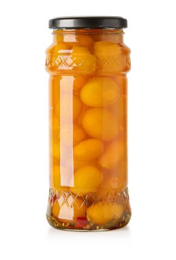 Kavanozdaki domatesler, cam kavanozdaki leziz sarı domatesler kesme yolu ile beyaza izole edilmiş.