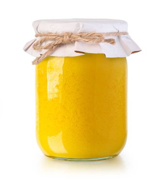 Beyaz arka planda izole edilmiş cam bir kavanozda erimiş tereyağı 